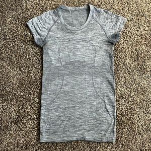 Lululemon swiftly short sleeve size 4